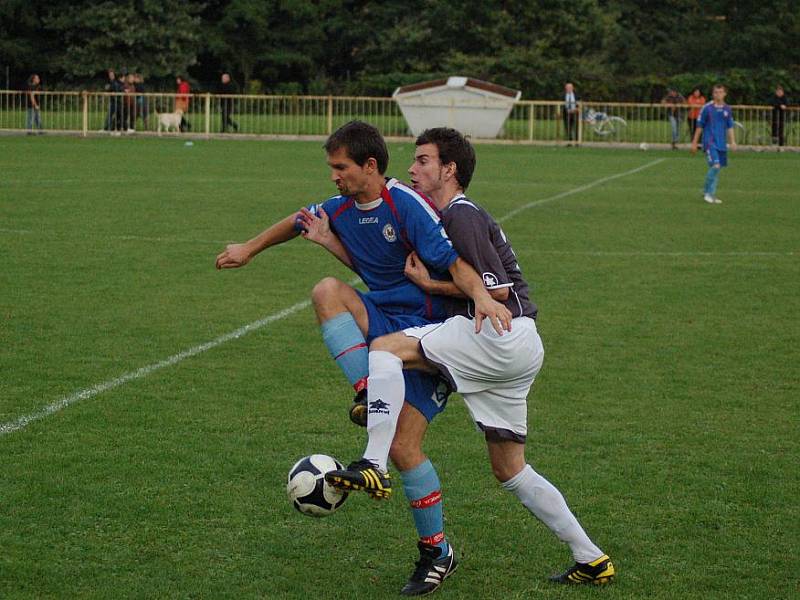 Přerovští fotbalisté (v modrém) doma prohráli 0:1 s Oskavou