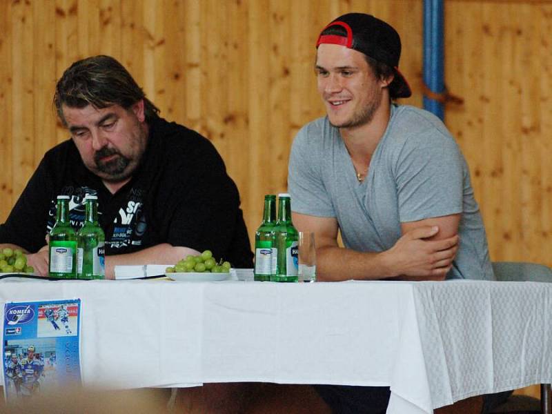 Přerovští hokejoví odchovanci Tomáš Kundrátek (v šedém) a Jakub Svoboda (v bílém) si ve středu popovídali s dětmi na ZŠ Želatovská v Přerově.