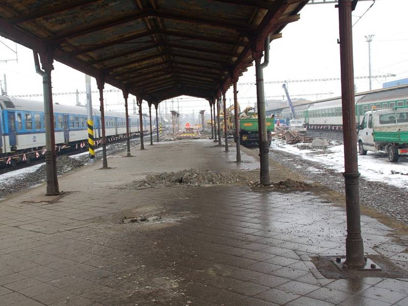 Oprava třetího nástupiště na přerovském nádraží. Stavbaři také pracují na rekonstrukci železničního mostu