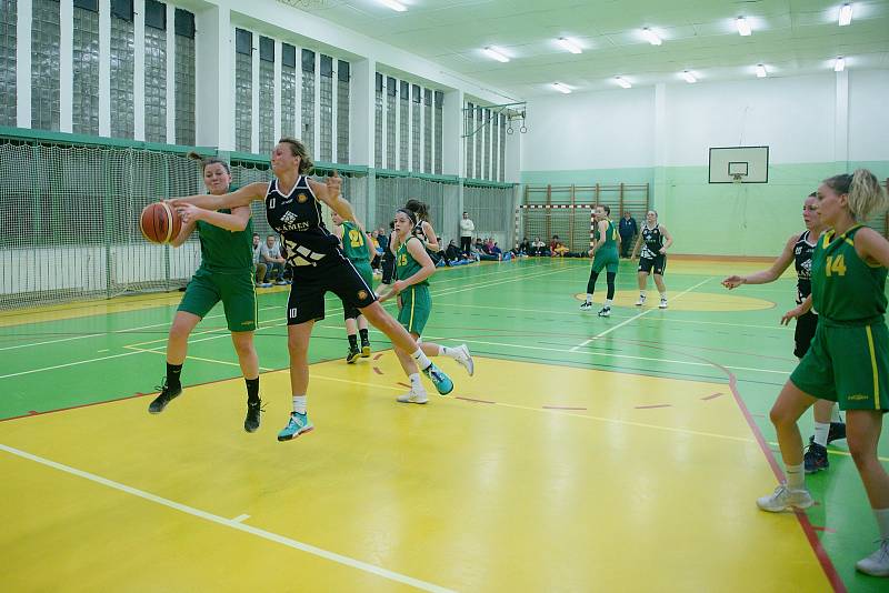 Basketbalistky TBS Přerov (v černém) v utkání s Bruntálem.