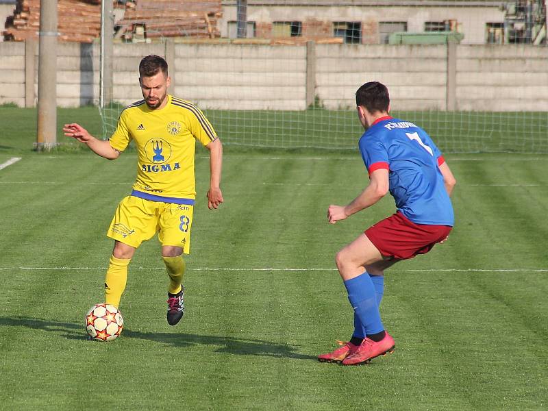 Fotbalisté Želatovic (v modrém) doma porazili Lutín 4:1.