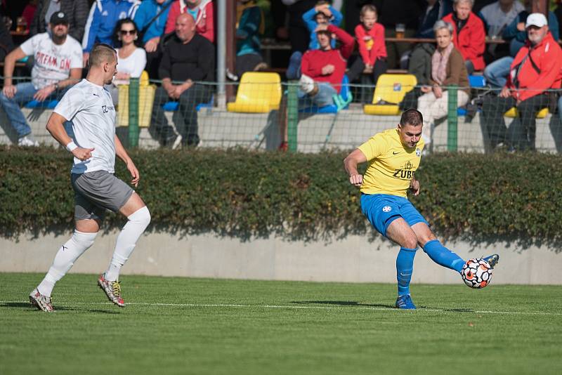 Fotbalisté Kozlovic (ve žlutém) proti Tatranu Všechovice.