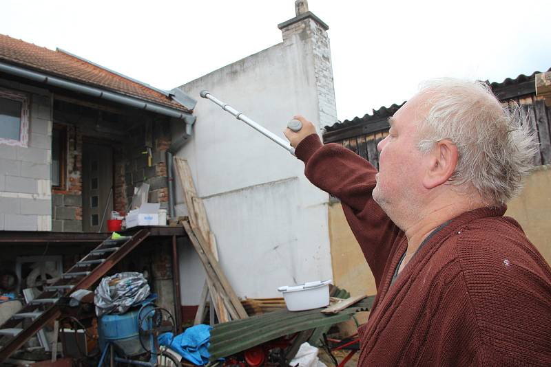 Poničené střechy rodinných domů, vyvrácené stromy a trámy, které se rozletěly jako třísky do okolí. Tak to vypadalo v pátek odpoledne v Uhřičicích na Kojetínsku, kterými se prohnala silná vichřice