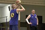Basketbalisté Přerova (ve žlutém) proti Lipníku nad Bečvou