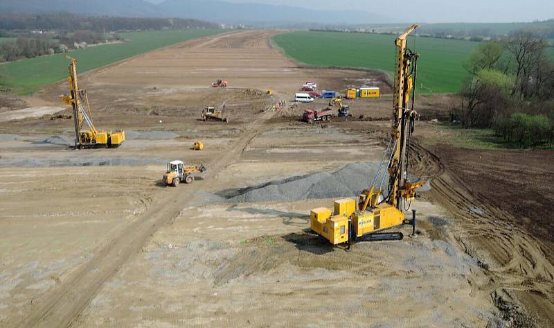 Stavba dálnice D1 v úseku Přerov - Lipník v dubnu 2016