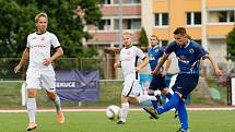 Fotbalisté 1. FC Viktorie Přerov (v modrém) proti Medlovu (2:1)