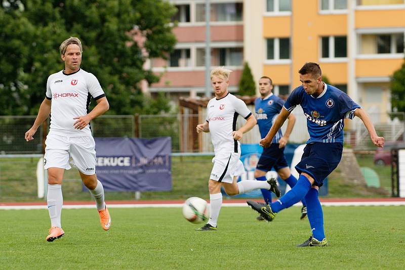 Fotbalisté 1. FC Viktorie Přerov (v modrém) proti Medlovu (2:1)