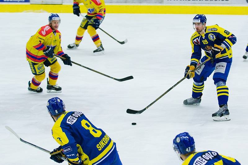 Hokejisté Přerova (v modrém) padli ve čtvrtém zápase čtvrtfinálové série s Českými Budějovicemi. Dál postupuje Motor.