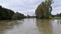 Rozvodněná Morava v Kojetíně, zaplavila třeba i fotbalové hřiště nebo loděnici. 15.10. 2020