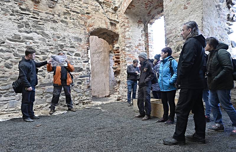 Gotický portál, který objevili archeologové na Helfštýně, skončil pod podlahou.