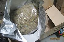 Celníci zkontrolovali nákladový prostor vozidla, našli igelitovou tašku a kartonovou krabici, které obsahovaly sušené rostliny připomínající marihuanu.