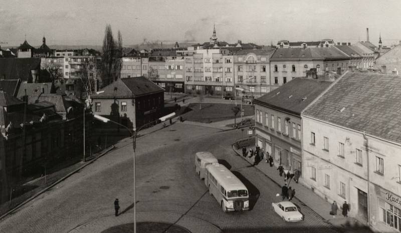 Tak vypadala křižovatka ulic Komenského - Velké Novosady v minulosti.