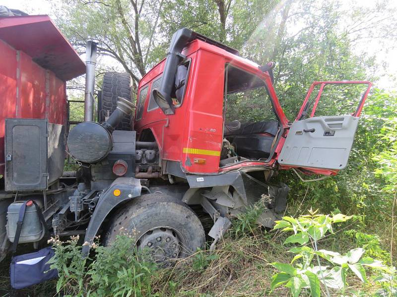 K vážné dopravní nehodě došlo v úterý odpoledne na silnici I/55 u Lověšic. Srazila se zde dvě nákladní auta.