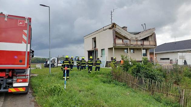 Při rekonstrukci staršího domu v Oseku nad Bečvou se v úterý kolem jedenácté hodiny dopoledne propadla střecha a zavalila jednu osobu. Na místě zasahovali hasiči a letecká záchranka.