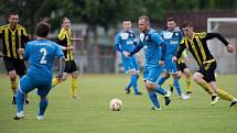 Fotbalisté 1. FC Viktorie Přerov (v modrém) proti FK Nové Sady v přátelském utkání.