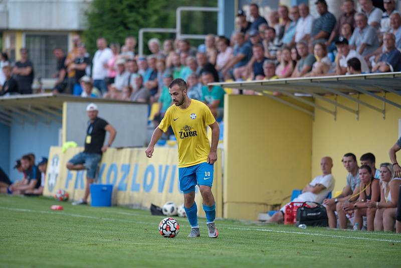 Fotbalisté Kozlovic (ve žlutém) proti Holešovu.