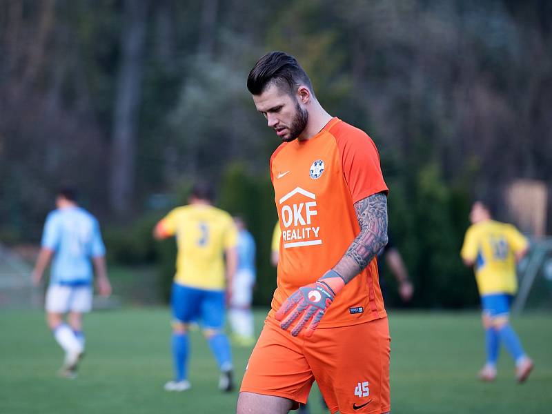 Fotbalisté Kozlovic doma remizovali s Hranicemi (v modrém) 1:1. Petr Kadlec