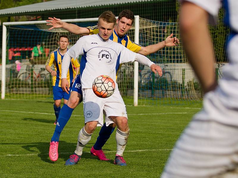 Fotbalisté Kozlovic (v pruhovaném) v domácím zápase proti Velkým Karlovicím (3:1). Tomáš Chuchma. Foto: Deník/Jan Pořízek