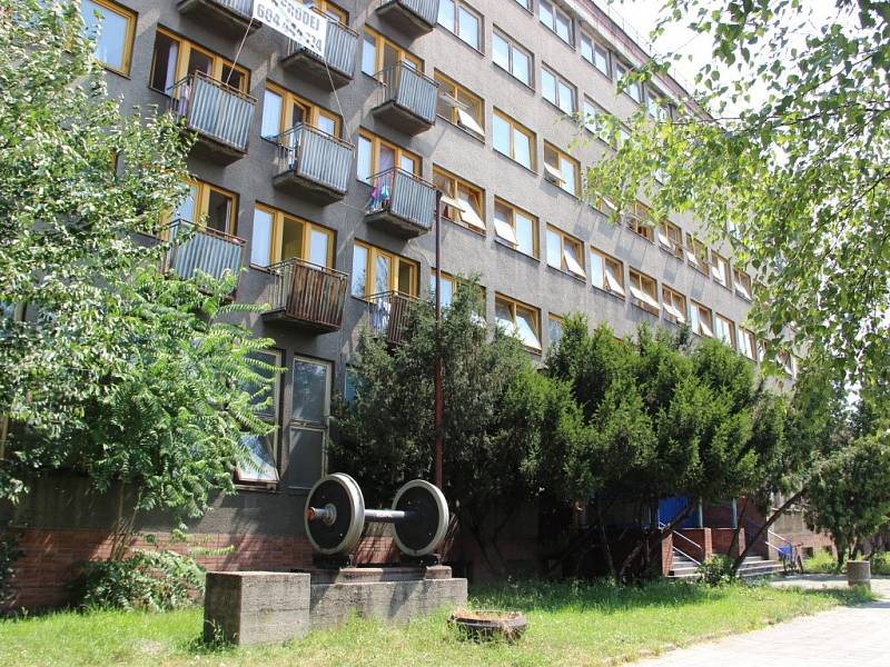 V chátrající budově u autobusového nádraží v Přerově, která byla v minulosti chloubou Českých drah, je nyní sociální ubytovna