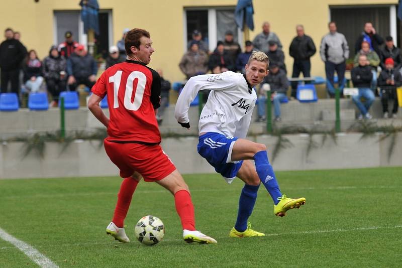 Fotbalisté Kozlovic (v bílém) v utkání s Hodonínem