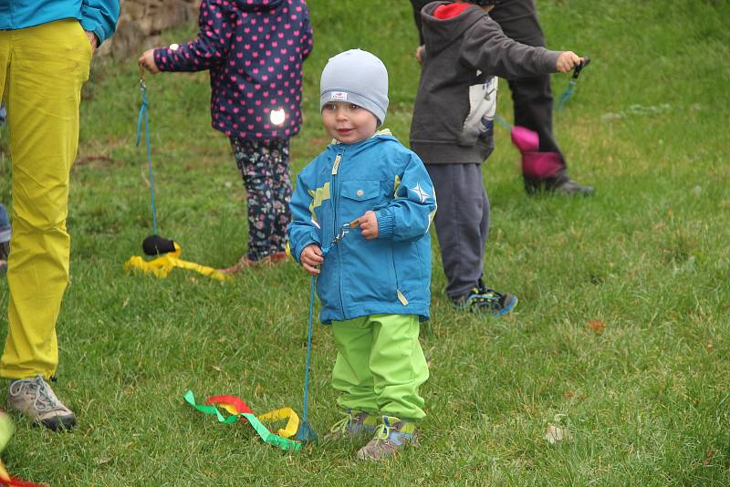 Hradní kejkle přilákaly i přes nevlídné počasí především rodiny s dětmi