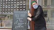 Provozovatel veganské kavárny v Přerově Nebe počká rozváží kávu zdravotním sestrám v nemocnici, ale nabízí ji zdarma i hasičům, policistům nebo strážníkům.