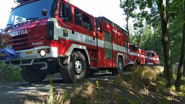 Osmnáct jednotek hasičů likvidovalo ve středu odpoledne mohutný požár lesa u Dolního Újezdu na Lipnicku.