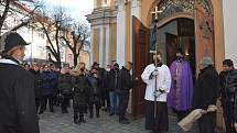 Tradiční romský pohřební průvod se vydal z kostela sv. Vavřince přes město až na přerovský hřbitov. Doprovodit zesnulou na poslední cestě přišel velký zástup lidí. 7. ledna 2022