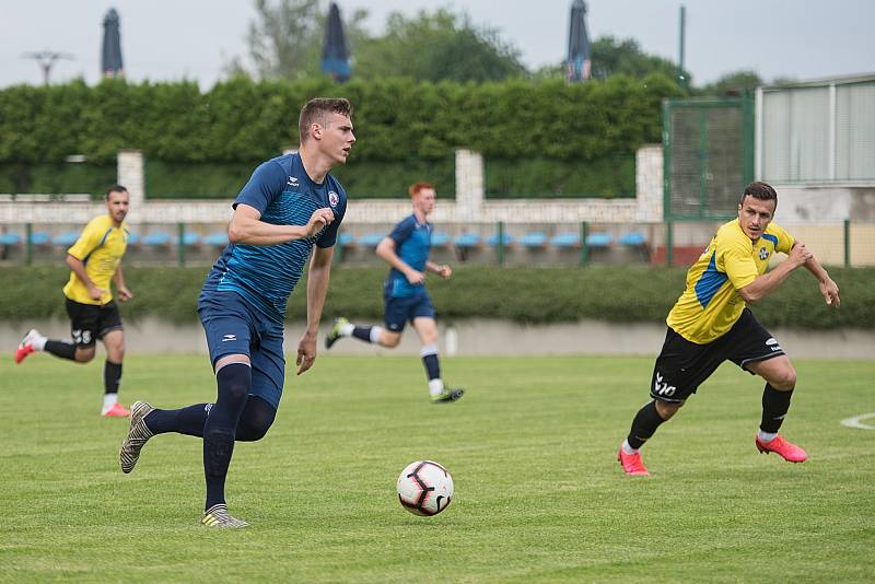 Fotbalisté FK Kozlovice (ve žlutém) v přátelském utkání s Vyškovem.
