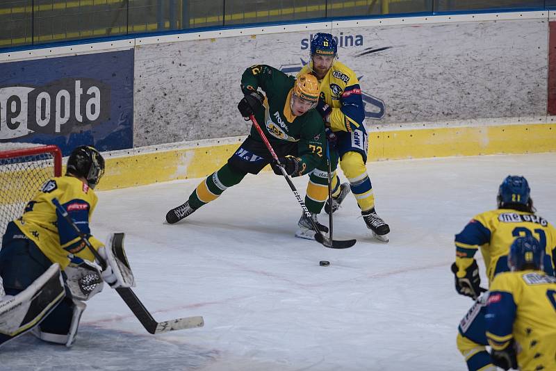 Hokejisté Přerova (ve žlutém) proti VHK Robe Vsetín (1:4).