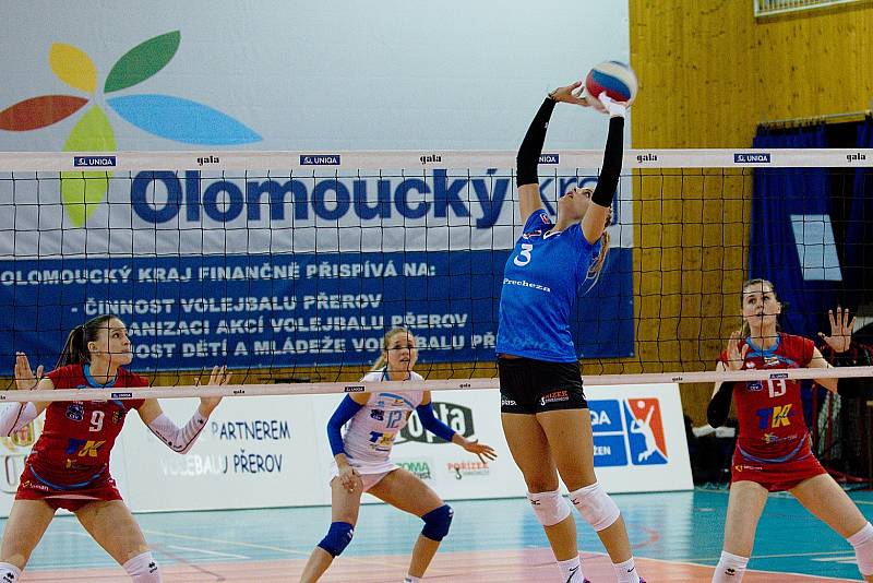 Volejbalistky Přerova (v modré) ve druhém čtvrtfinále extraligy žen proti Prostějovu