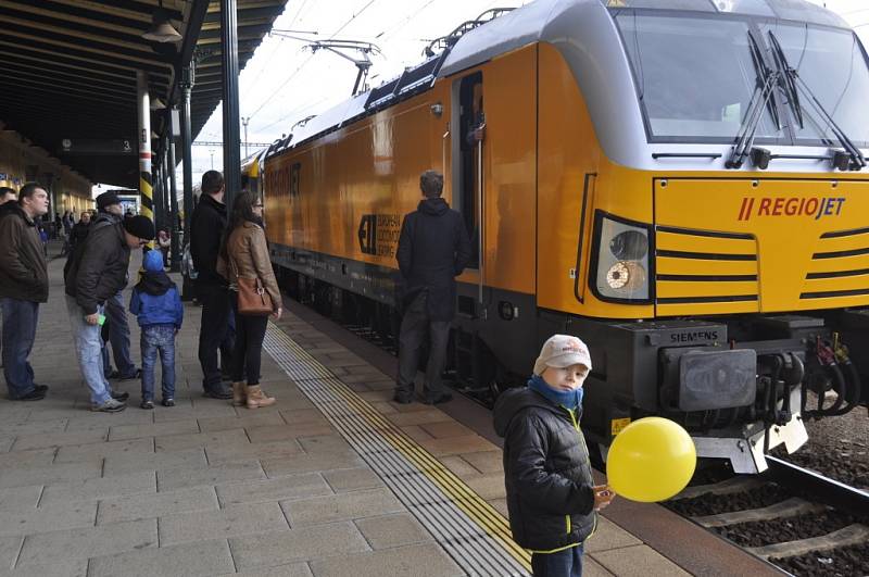  Na prvním nástupišti v sobotu odpoledne vůbec poprvé zastavil RegioJet, který začne od poloviny prosince přepravovat také cestující z Přerova.