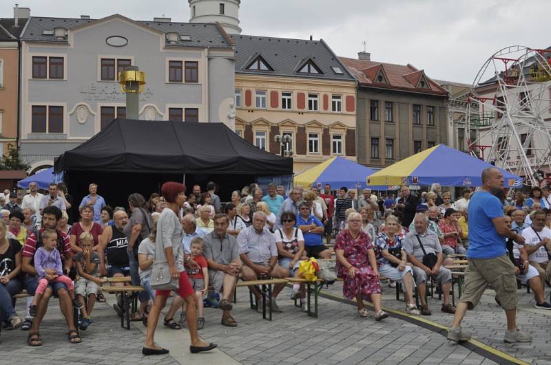 Historický průvod centrem Přerova, ale také řemeslný jarmark a celá řada zajímavých vystoupení na Horním náměstí - takový byl program Svatovavřineckých hodů během neděle.