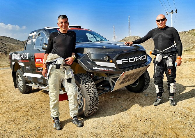 Dřevohostický závodník Miroslav Zapletal (vpravo) a slovenský spolujezdec Marek Sýkora na rallye Dakar 2021.
