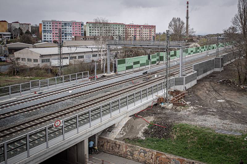 Dokončovací práce na estakádě v Předmostí - ta má zrychlit dopravu na tahu Olomouc - Zlín přes Přerov. 15. dubna 2021