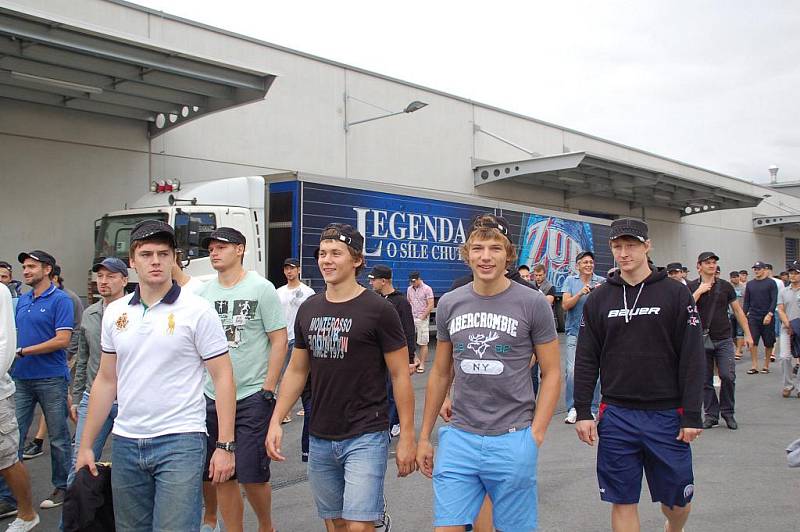 Na exkurzi do přerovského pivovaru Zubr zavítali hokejisté Petrohradu. Sportovci si prohlédli všechny hlavní části pivovaru a ochutnali také kvasnicové pivo točené přímo z tanku.