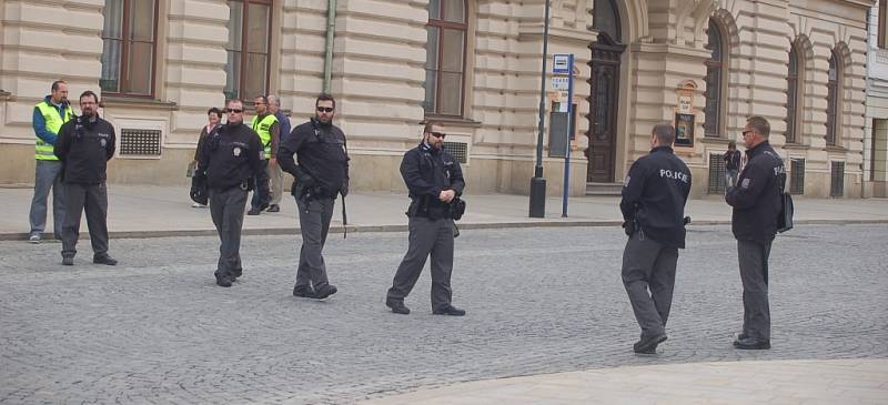 Všechny vstupy do centra města střeží policisté a hlídky jsou rozmístěny také v okolí vlakového nádraží – například ve Škodově ulici. Před nádražím postávají hloučky Romů.