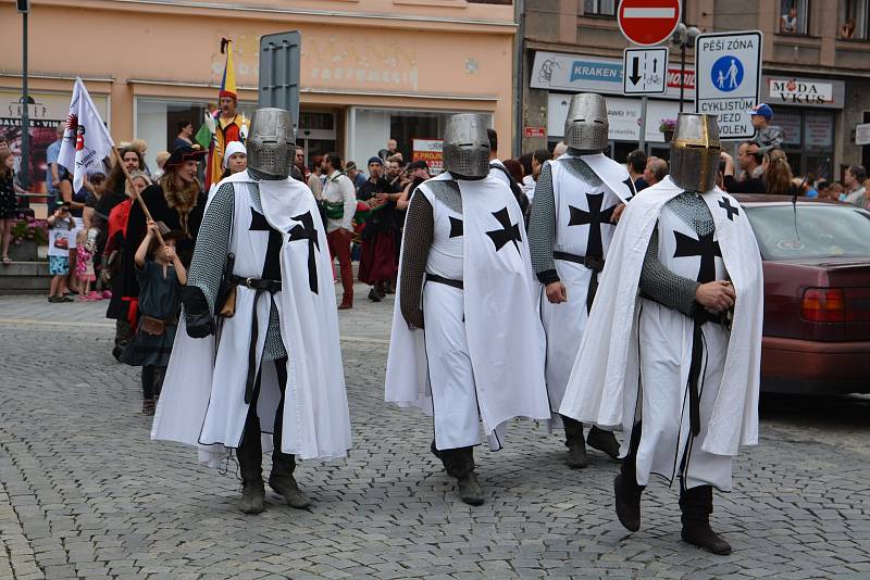 Historický průvod centrem Přerova, ale také řemeslný jarmark a celá řada zajímavých vystoupení na Horním náměstí - takový byl program Svatovavřineckých hodů během neděle.