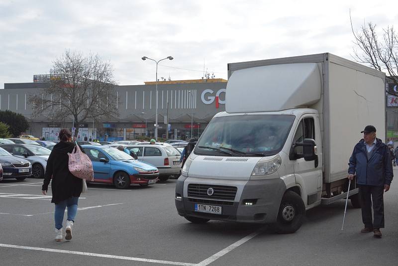 Sehnat místo k zaparkování v centru Přerova bývá často problém - parkoviště na náměstí Přerovského povstání.