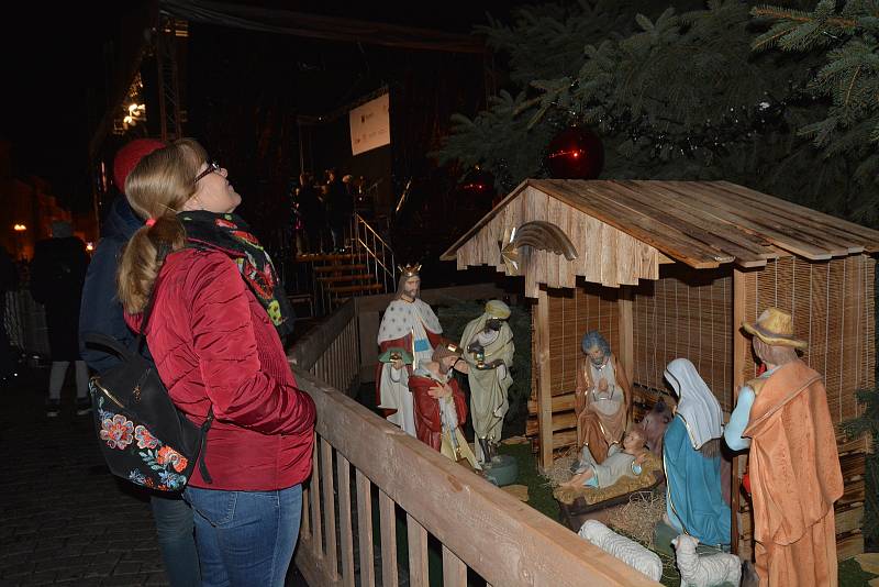 První adventní neděli vpodvečer se slavnostně rozzářil vánoční strom na Masarykově náměstí v Přerově. Do centra města dorazily davy lidí.