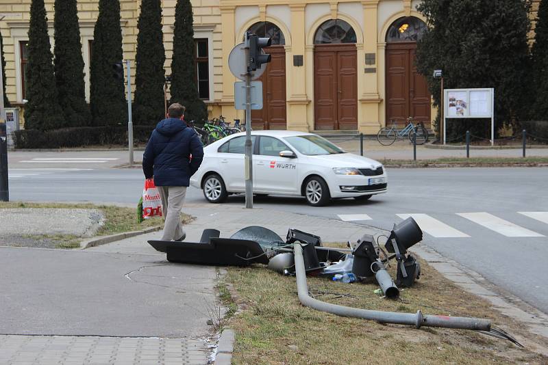 Dopravní situaci na frekventované křižovatce v Palackého ulici v Přerově zkomplikoval spadený semafor, který  o víkendu strhl silný vítr.