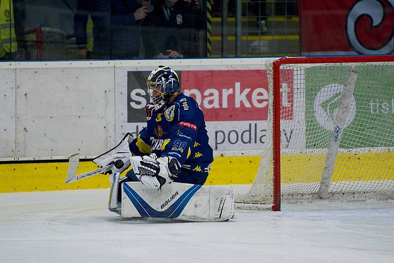 Hokejisté Přerova (v modrém) porazili v domácím derby Prostějov 4:3 po samostatných nájezdech