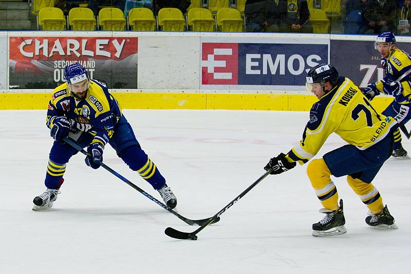 Hokejisté Přerova (v modrém) proti Ústí nad Labem (3:1)