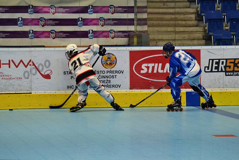 IHC Night Birds Přerov (v bílém) ve finále extraligy porazili IHC Čerti Kladno