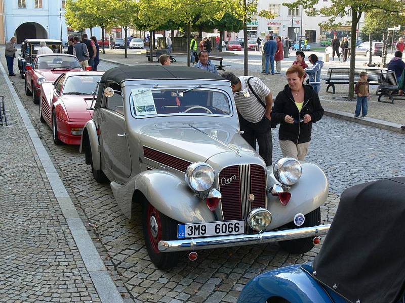 Okolo stodvaceti veteránů, automobilů i motocyklů, mělo v neděli ráno sraz na náměstí v Lipníku nad Bečvou, odkud pak společně vyrazili na společnou jízdu po obcích Přerovska, kterou slavnostně uzavřeli letošní sezonu.