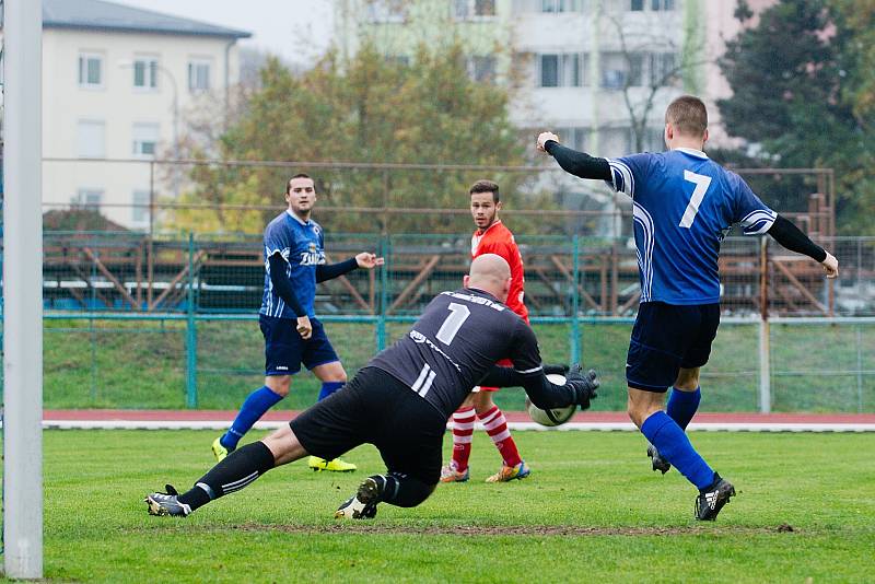 Fotbalisté 1. FCV Přerov (v modrém) proti Hněvotínu