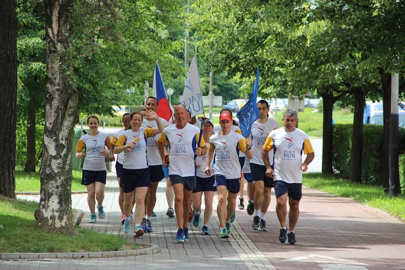 Sri Chinmoy Oneness-Home Peace Run na zastávce v Přerově