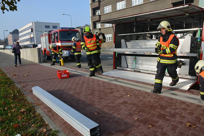 Protipovodňové hasičské cvičení u Bečvy v Přerově