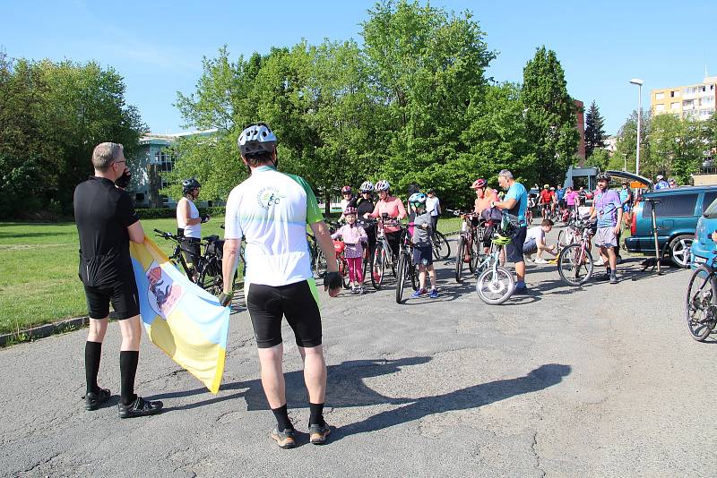 V Přerově se v sobotu opřeli do pedálů účastníci tradičního zahájení cyklostezky Bečva. Letos byl start u sportovní haly u tenisových kurtů.