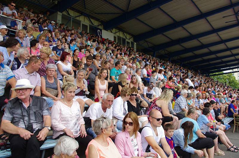 Velkolepý průvod městem a jedenáct hromadných skladeb v provedení sedmnácti set cvičenců na stadionu Spartaku. To byl krajský sokolský slet, který v sobotu hostilo město Přerov.